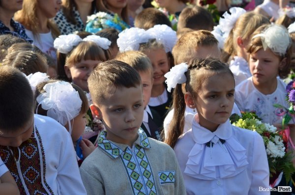 Депутати Луцькради вручили подарунки школярам, які вчились на відмінно. ФОТО