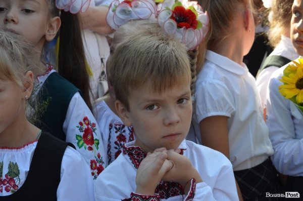 Депутати Луцькради вручили подарунки школярам, які вчились на відмінно. ФОТО