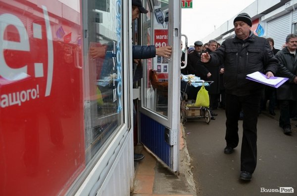 На Варшавському ринку в Луцьку – «війна». ФОТО. ВІДЕО