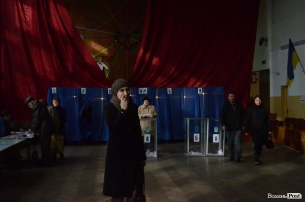 Вибори у Луцьку: до обіду спостерігали невисоку явку виборців. ФОТО