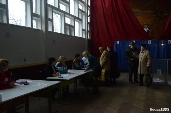 Вибори у Луцьку: до обіду спостерігали невисоку явку виборців. ФОТО