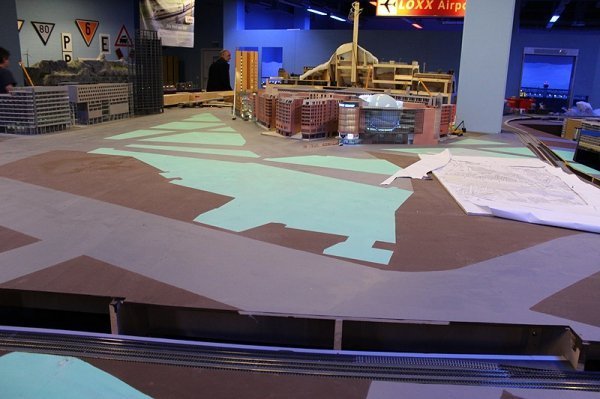 Поруч з макетом потроху з'являються обриси майбутніх будівель