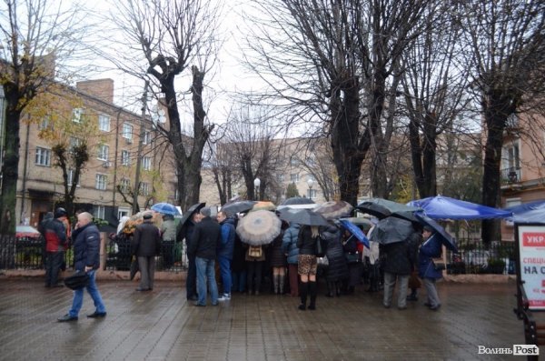 «Квіти - це духовність»: у центрі Луцька сварилися через ринок