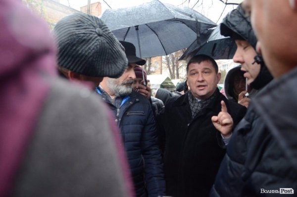 «Квіти - це духовність»: у центрі Луцька сварилися через ринок