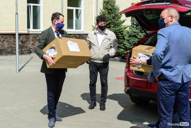 Парубій передав спецкостюми і окуляри для лікарів Волинської обласної клінічної лікарні