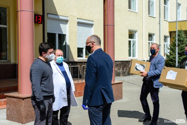 Парубій передав спецкостюми і окуляри для лікарів Волинської обласної клінічної лікарні