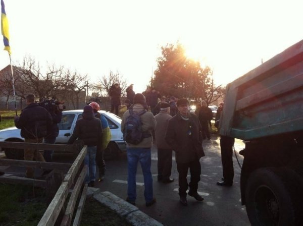 Дорогу до будинку Пшонки заблокували КамАЗами: автомайданівці відкотили одну вантажівку
