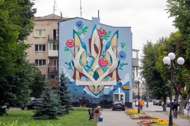 У Луцьку з'явився новий мурал з чорним вороном