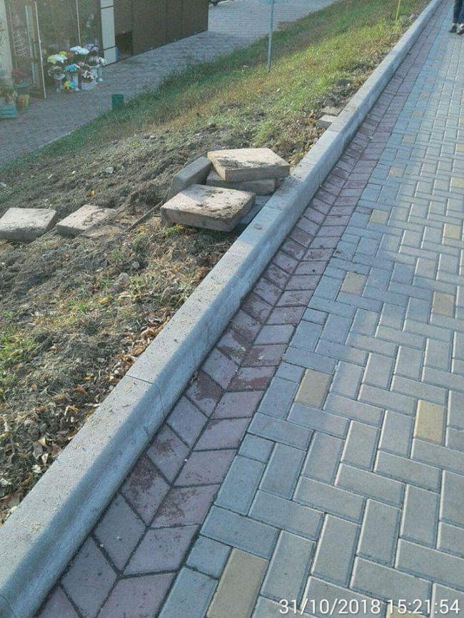 У Луцьку квіткар вкрав плити з «алеї троянд». ФОТО