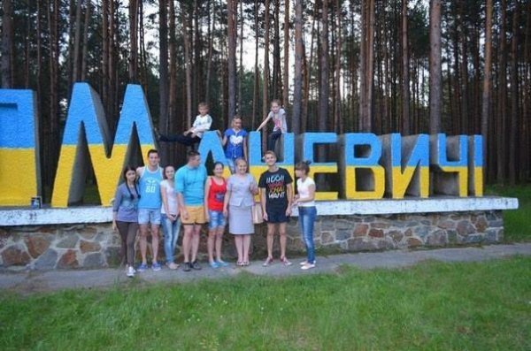 На Волині патріотично розфарбували ще один знак. ФОТО