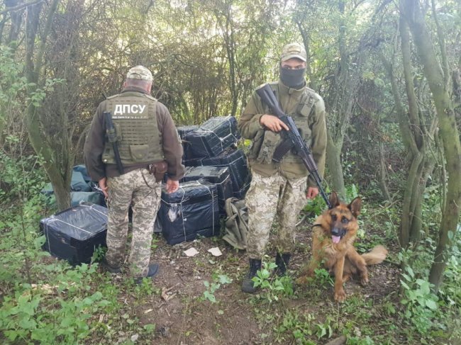 Волинські прикордонники знайшли контрабандні цигарки та гумовий човен. ФОТО