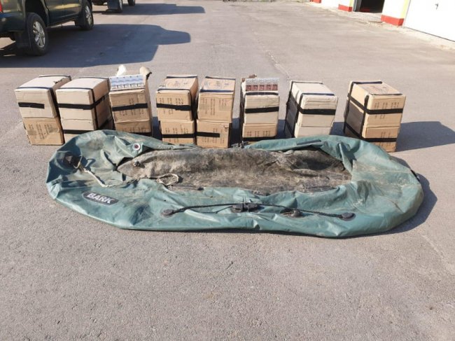 Волинські прикордонники знайшли контрабандні цигарки та гумовий човен. ФОТО