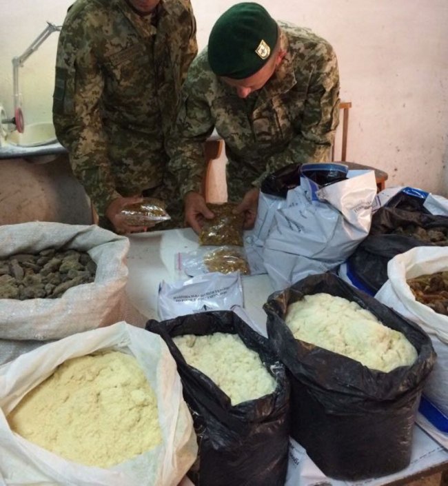 Вилучили 60 кілограмів: волинянин займався контрабандою бурштину. ФОТО