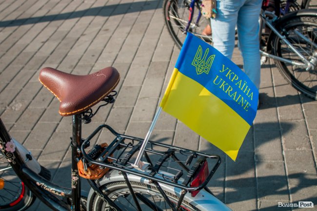 Усміхнені та у вишиванках: лучани розпочали святкування Дня Незалежності велопробігом. ФОТО