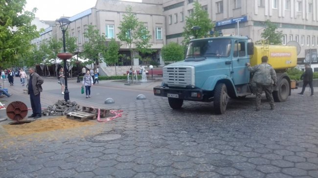 У центрі Луцька виявили величезне провалля. ФОТО