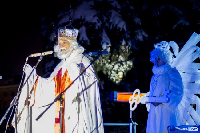 У Луцьку урочисто засвітили головну ялинку міста. ФОТО