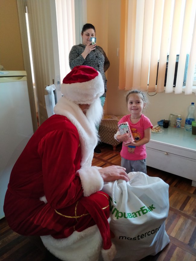 Клієнти ПриватБанку створили новорічне диво маленьким пацієнтам лікарень. ФОТО*