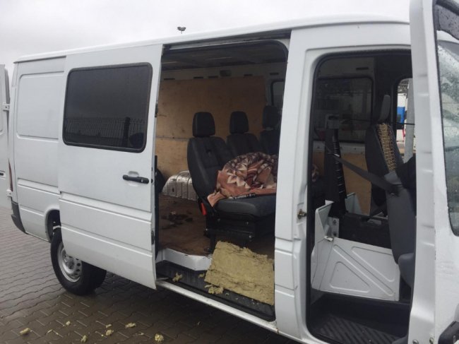 Волинянин бусом хотів перевезти до Польщі 12 кілограмів бурштину. ВІДЕО