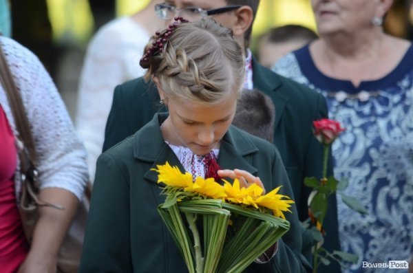 Перший дзвоник у луцьких школах. ФОТОРЕПОРТАЖ