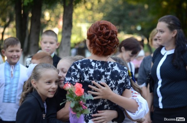 Перший дзвоник у луцьких школах. ФОТОРЕПОРТАЖ
