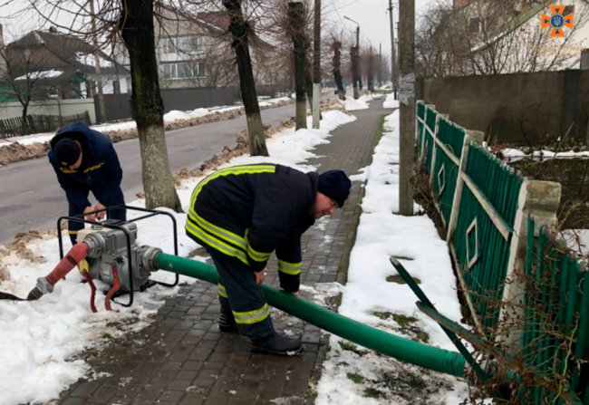 На Волині рятувальники відбуксирували «швидку», яка застрягла  в багнюці 