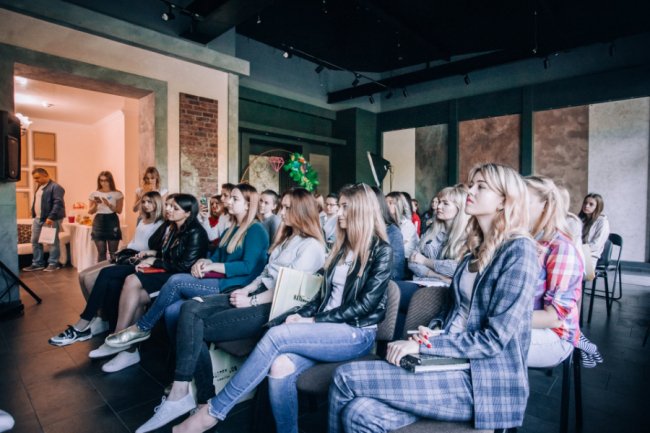 Як розкрутити Іnstagram і «напиляти» на відпочинок на островах: у Луцьку – масштабний захід для майстрів манікюру*