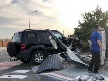 У Володимирі позашляховик зніс паркан та дорожній знак. ФОТО