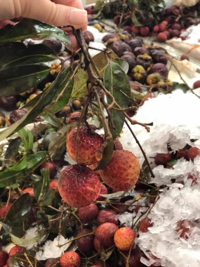 Лічі. Нічого особливого, просто фрукт. Зараз на нього якраз сезон. Для того, щоб певні фрукти були довго свіжими, їх ховають в лід. До речі, більшість екзотичних фруктів в наших супермаркетах несвіжі, їсти їх можна, але смак не той.