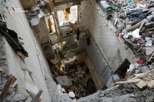 У Сумах дрон влучив у багатоповерховий будинок: є жертви і поранені