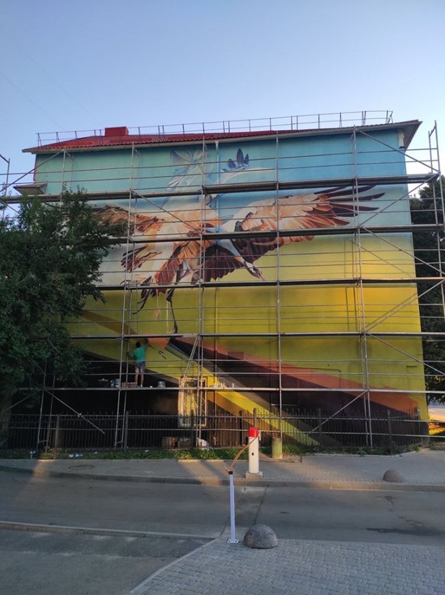 Стіну одного з корпусів СНУ прикрашає величезний мурал. ФОТО