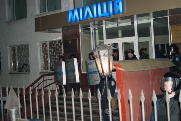 Фото нічного бунту в Луцьку