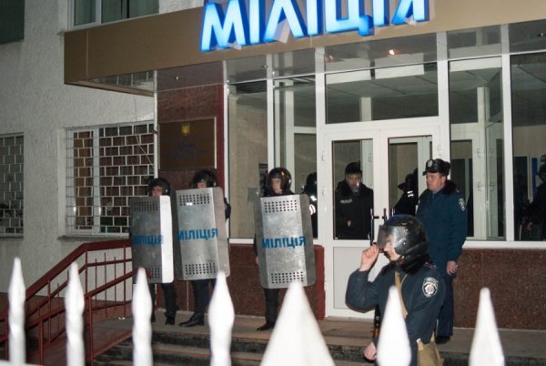 Фото нічного бунту в Луцьку