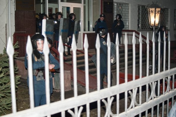 Фото нічного бунту в Луцьку