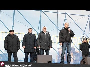 Лідерів опозиції у Києві освистали