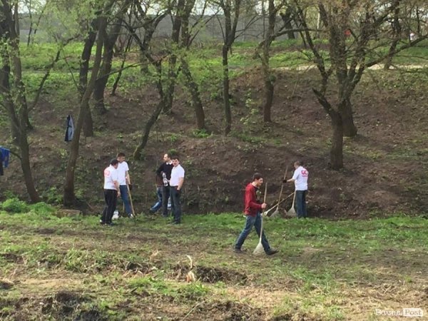 Близько тисячі людей вийшло прибирати парк 900-річчя Луцька. ФОТО. ВІДЕО