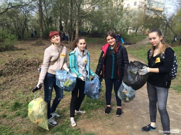 Близько тисячі людей вийшло прибирати парк 900-річчя Луцька. ФОТО. ВІДЕО