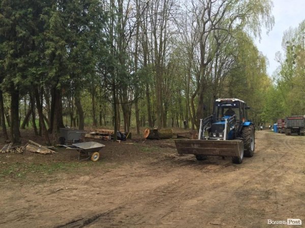Близько тисячі людей вийшло прибирати парк 900-річчя Луцька. ФОТО. ВІДЕО