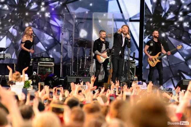 До Винника – навіть на милицях. ФОТОРЕПОРТАЖ із грандіозного концерту у Луцьку