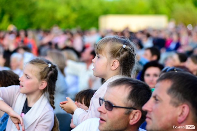До Винника – навіть на милицях. ФОТОРЕПОРТАЖ із грандіозного концерту у Луцьку