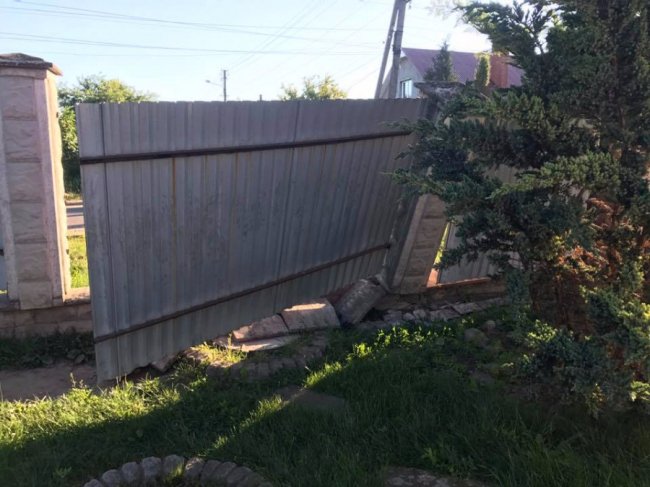 Нововолинськ: авто знесло паркан