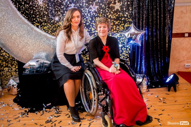 Бенкет, лімузини та королівські наряди: у Луцьку організували  свято для людей з інвалідністю. ФОТО
