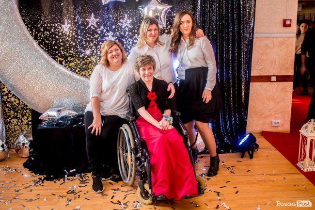 Бенкет, лімузини та королівські наряди: у Луцьку організували  свято для людей з інвалідністю. ФОТО