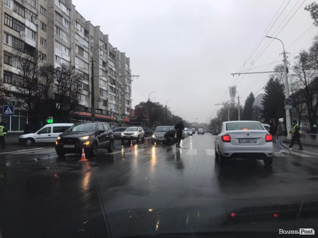 У центрі Луцька легковик збив жінку. ФОТО
