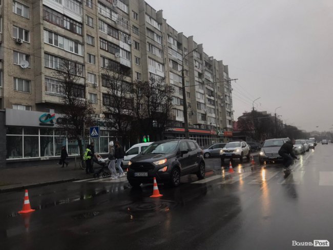 У центрі Луцька легковик збив жінку. ФОТО