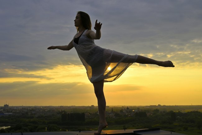 Журналістка ВолиньPost влаштувала екстремальні танці на даху «Супернової». ФОТО