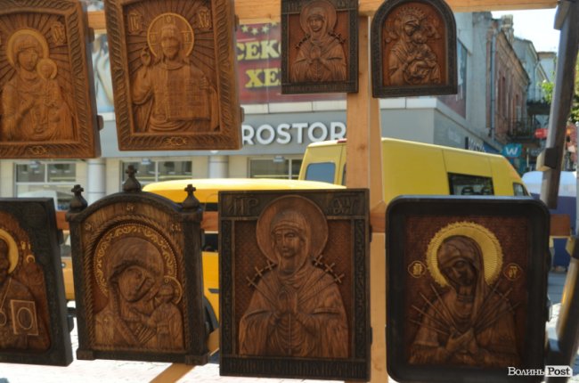 Від і до: що та за скільки продають народні умільці у центрі Луцька. ФОТО