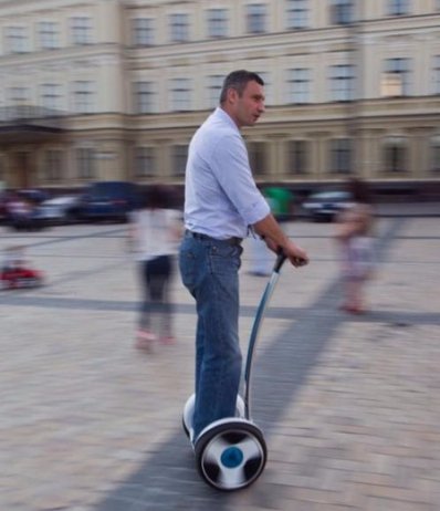 Кличко випробував електромобіль та сегвей. ФОТО