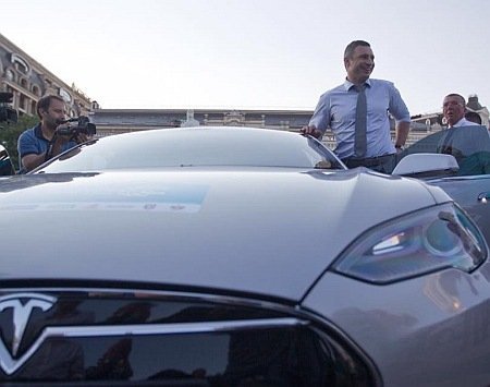 Кличко випробував електромобіль та сегвей. ФОТО