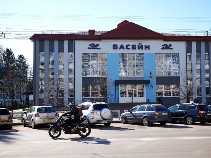 У Луцьку російські дрони пошкодили дитячий басейн 