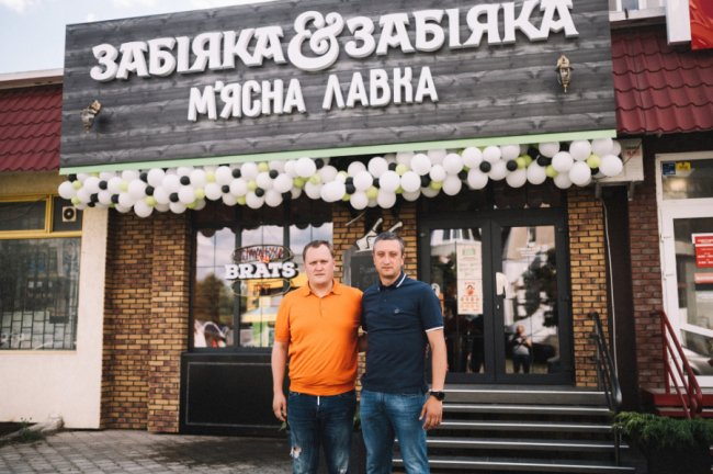 Брати Забіяки відкрили фірмовий магазин у рідному для них будинку*